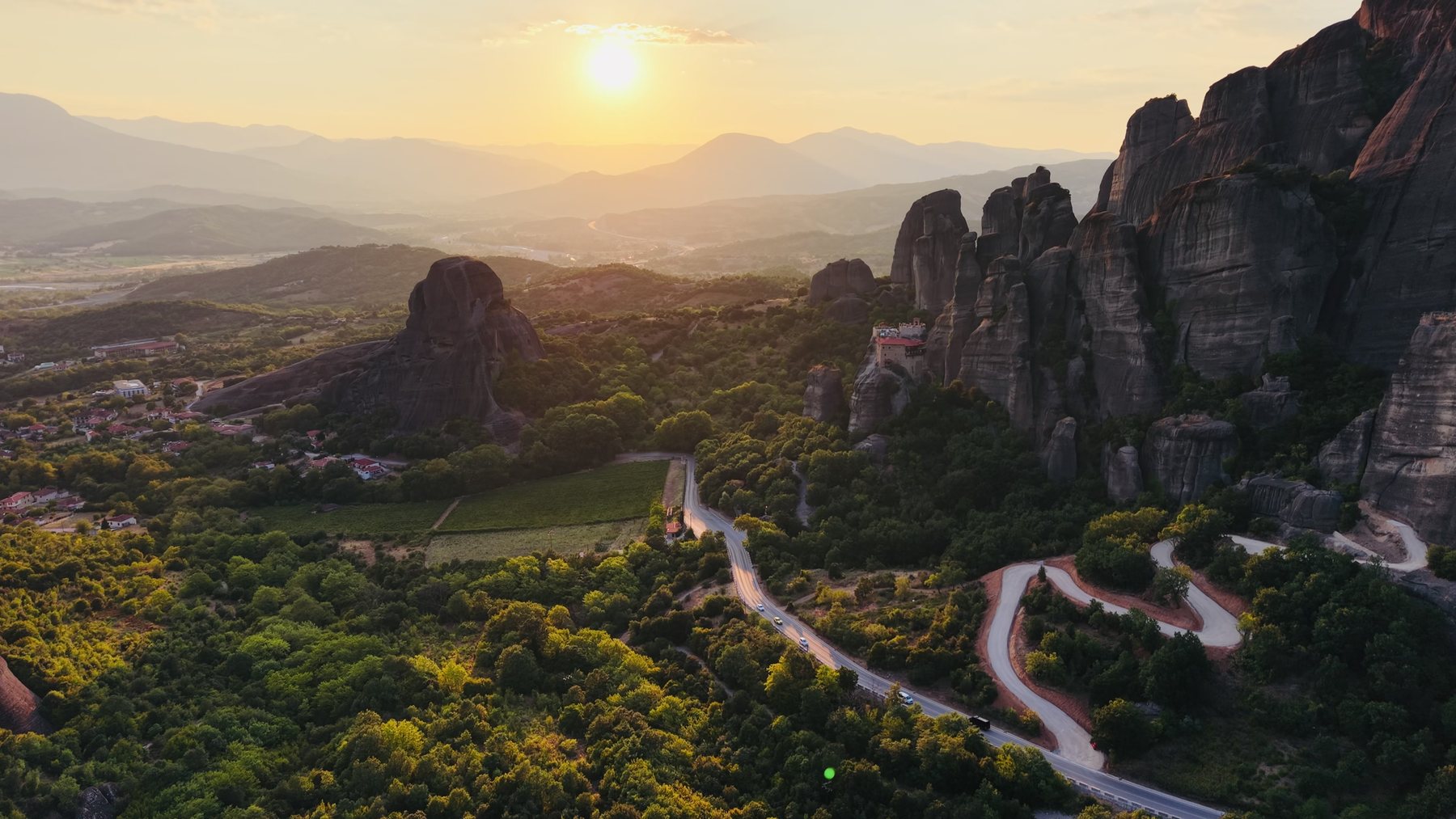 El sol poniéndose entre las agujas de roca de Metéora