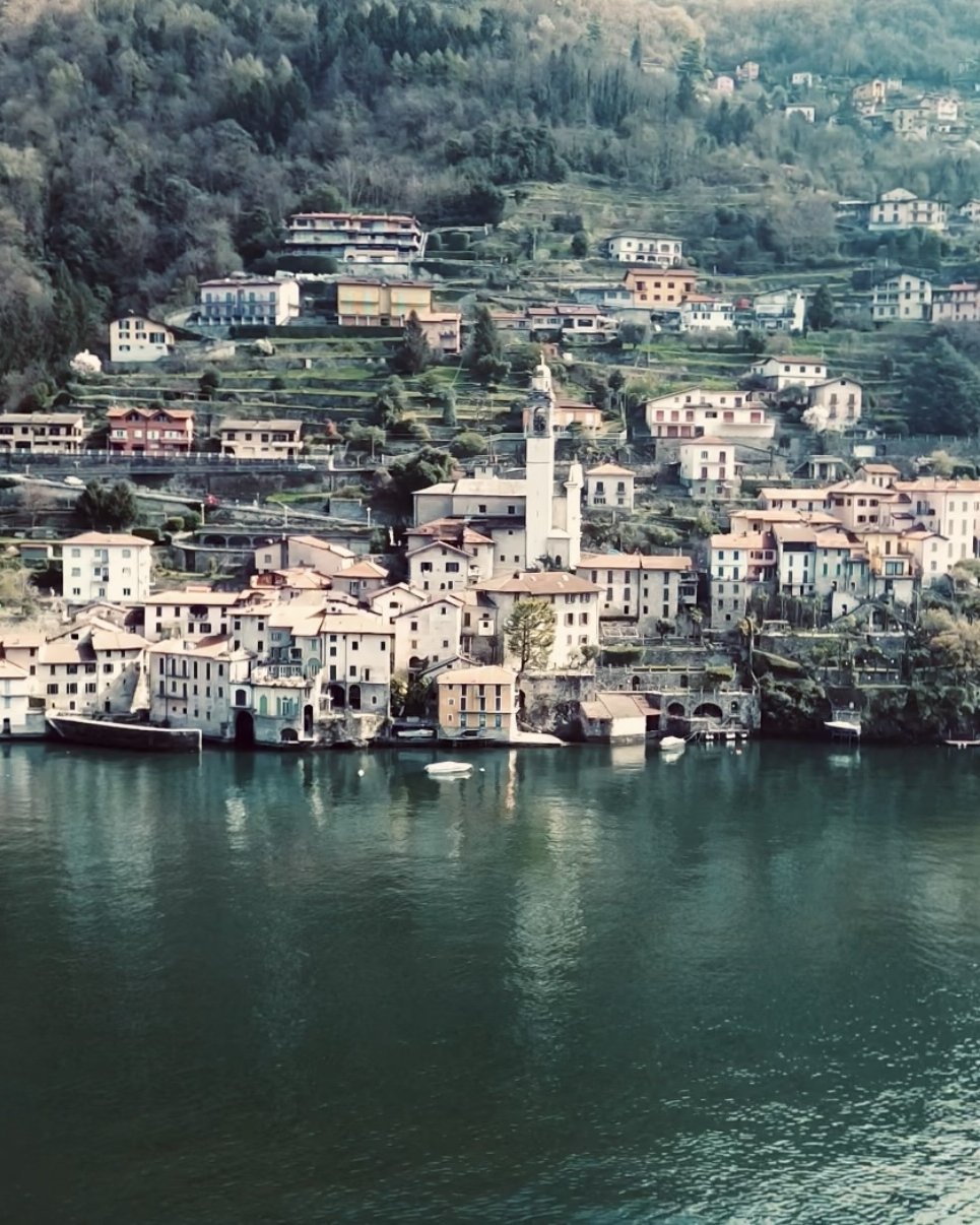 Pueblo en ladera sobre el agua del lago de Como