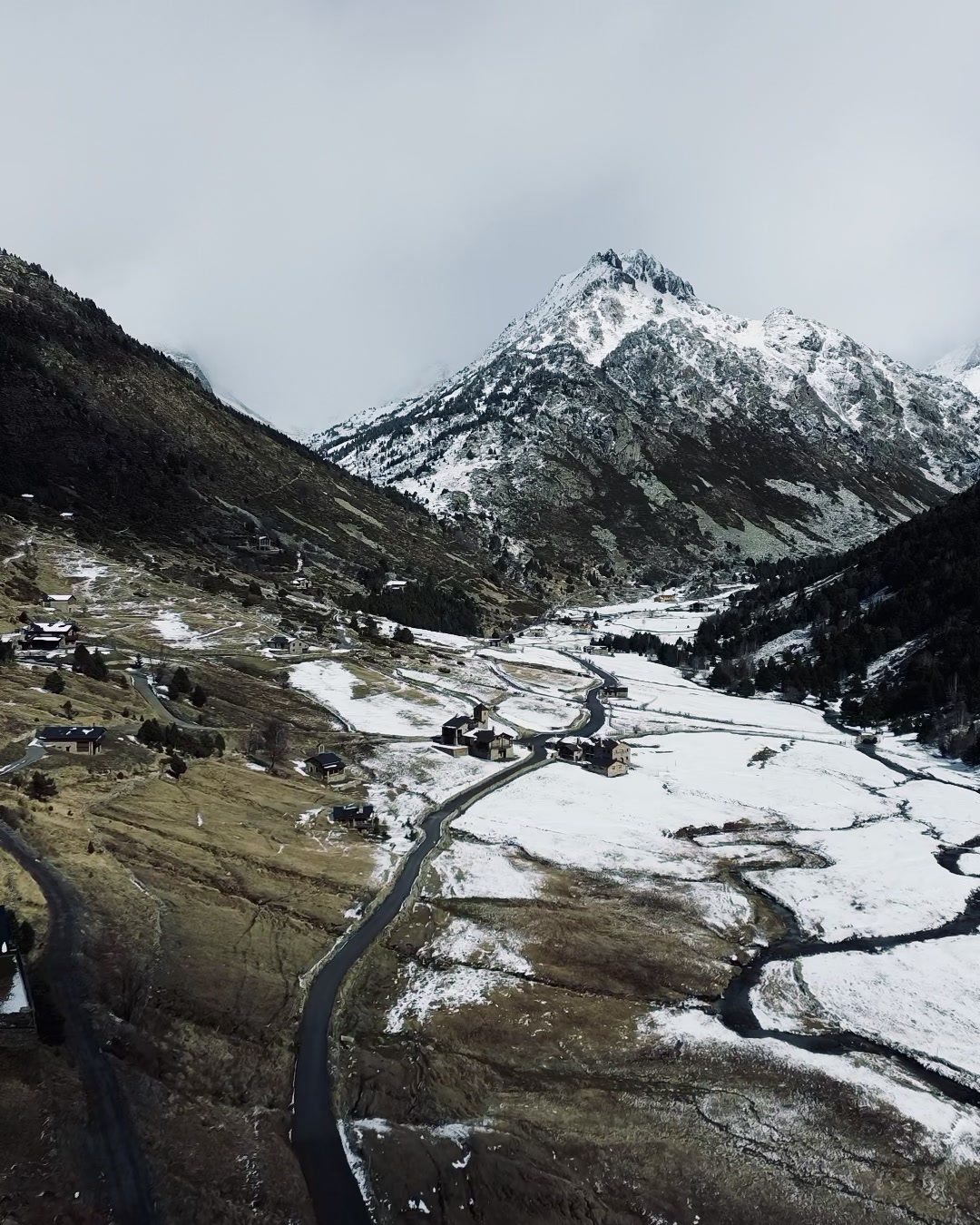 Carretera y río serpenteando sobre la nieve en Andorra