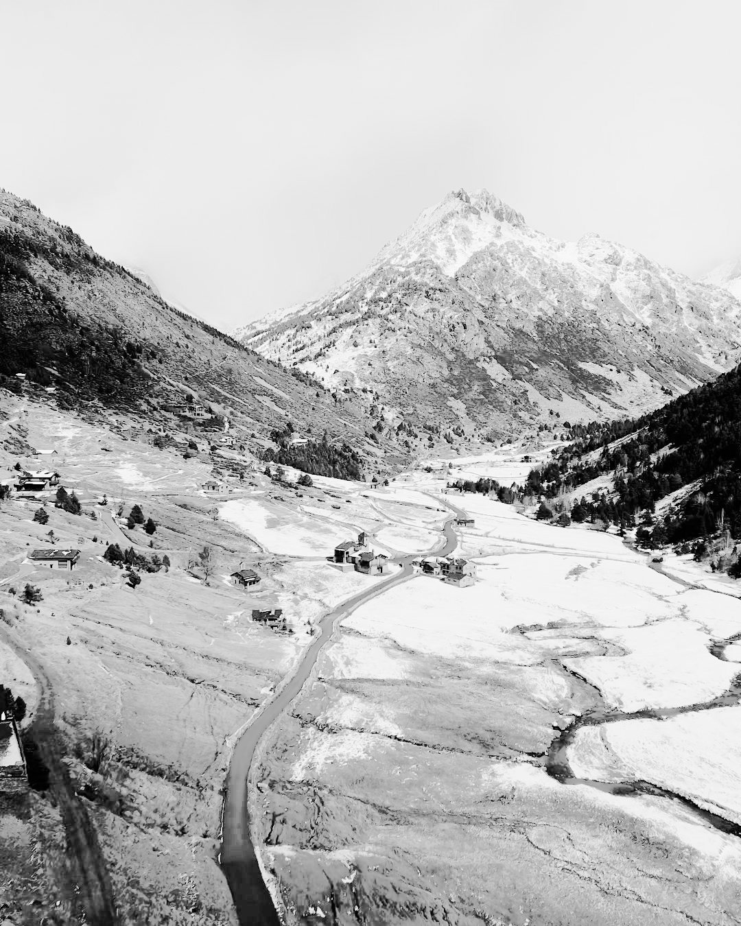 Carretera y río sobre la nieve en Andorra, en blanco y negro